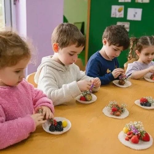 Dzieci oswajają angielski podczas zabawy i codziennych aktywności w przedszkolu