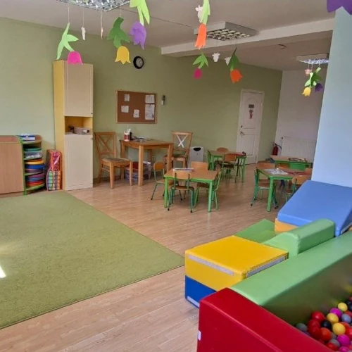 Codzienny angielski w przedszkolu Kinderki podczas zabawy i aktywności dzieci